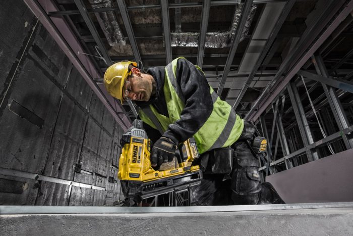 ⁦دباسه مسامير خرسانه ديوالت  ١٧-٥٧ مم بدون بطاريه موديل- DEWALT DCN890P2-B5⁩ - الصورة ⁦3⁩