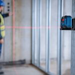 ⁦ميزان ليزر بوش 2 خط المدي 12 متر اخضر مع حامل مغناطيسي موديل - BOSCH  GLL 12-22G⁩ - الصورة ⁦4⁩