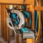 ⁦منشار صينيه ماكيتا 165 مم (6.6 بوصة ) 5200 لفه/دقيقه 4.4 كجم بطارية + شاحن MAKITA  HS012GZ 40V⁩ - الصورة ⁦4⁩
