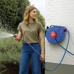 ⁦بكرة خرطوم مياه للحديقة تثبت على الحائط، مع خرطوم قابل للسحب وخاصية الإرجاع، دوران 180 درجة 15 متر ماركة اي بي تي موديل XBW-02-15 APT⁩ - الصورة ⁦5⁩